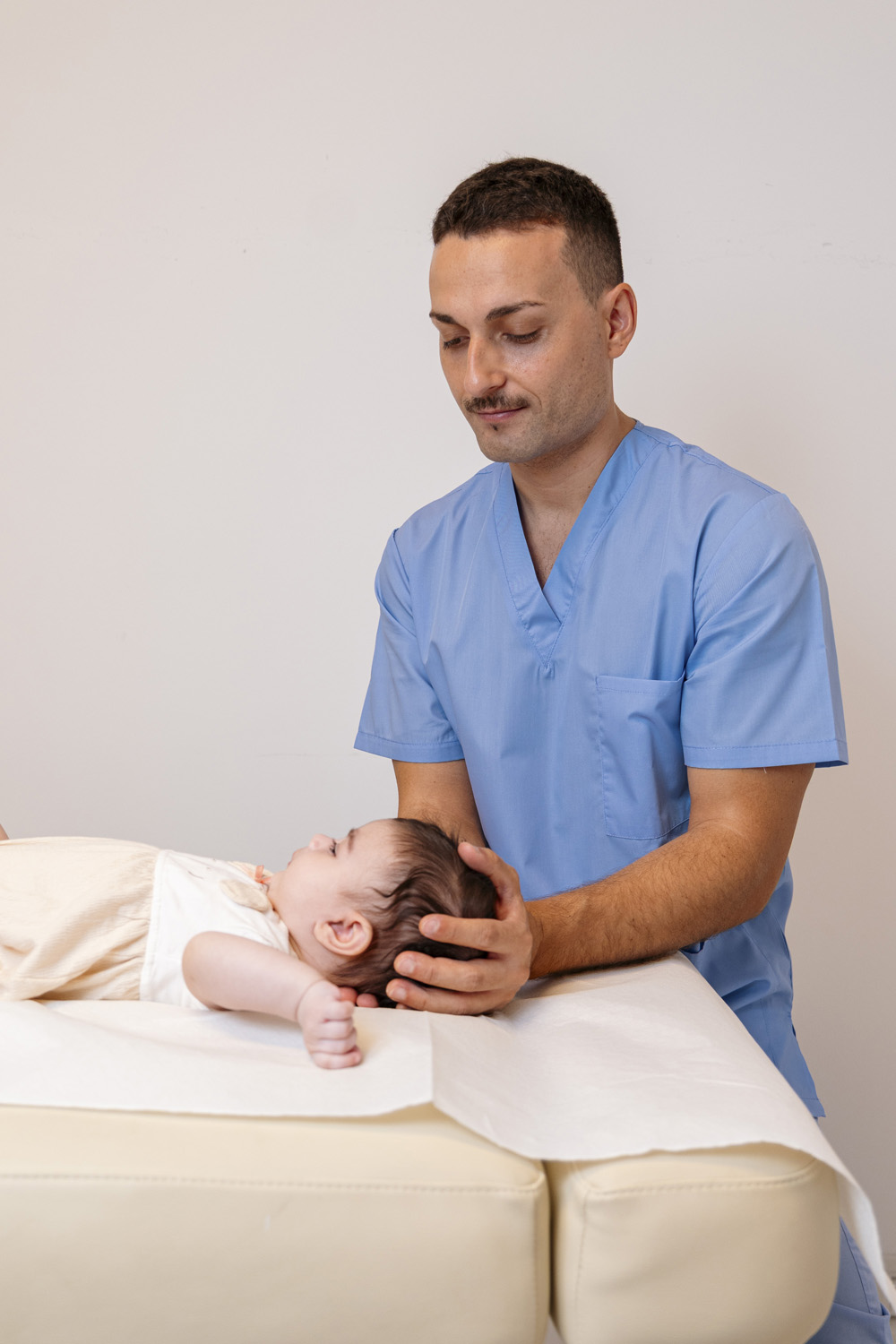 Trattamento delicato su un neonato