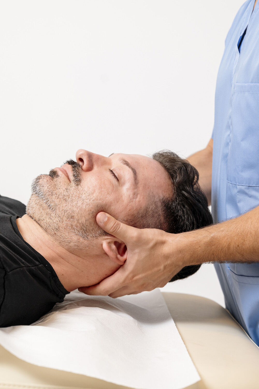 Il Dott. Luca Marzano spiega a un paziente il trattamento con un modello anatomico